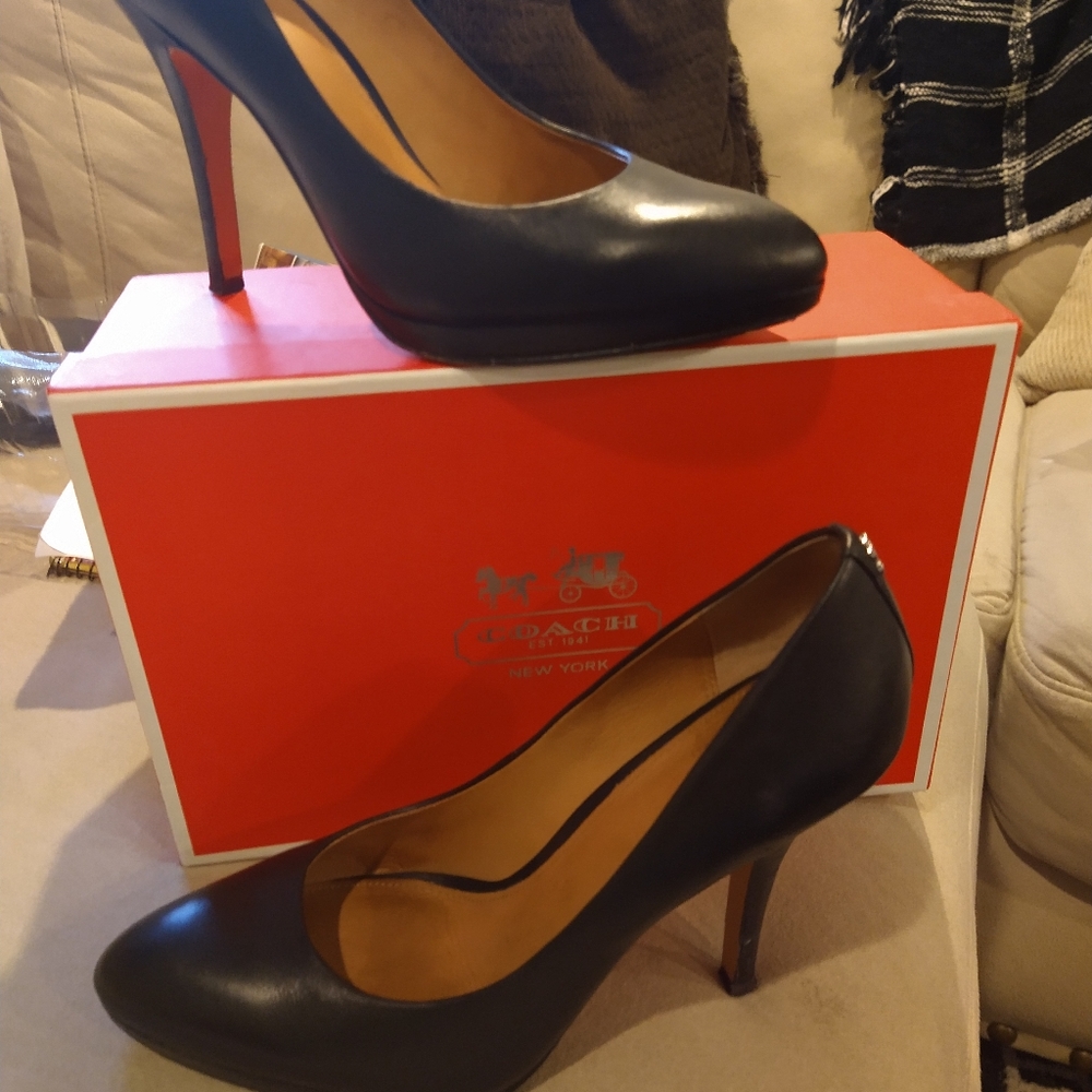 Coach leather black pump size 7 and 1/2
